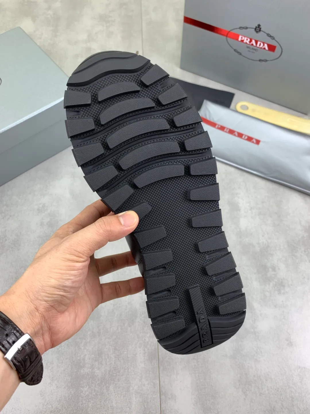 Men's shoes 💰P540 new (higher version) new PRADA (Prada) classic models are on the market at the same time, new men's shoes, 😘fabrics are selected from original imported calfskin. First layer of imported cowhide lining. The original version is awesome! 👍🏿Original open-molded non-slip PU outsole, with exquisite lines, simple and elegant, super comfortable and classy on foot, suitable for leisure travel. Code number: 38-45 (46 customized) 4️⃣ colors available